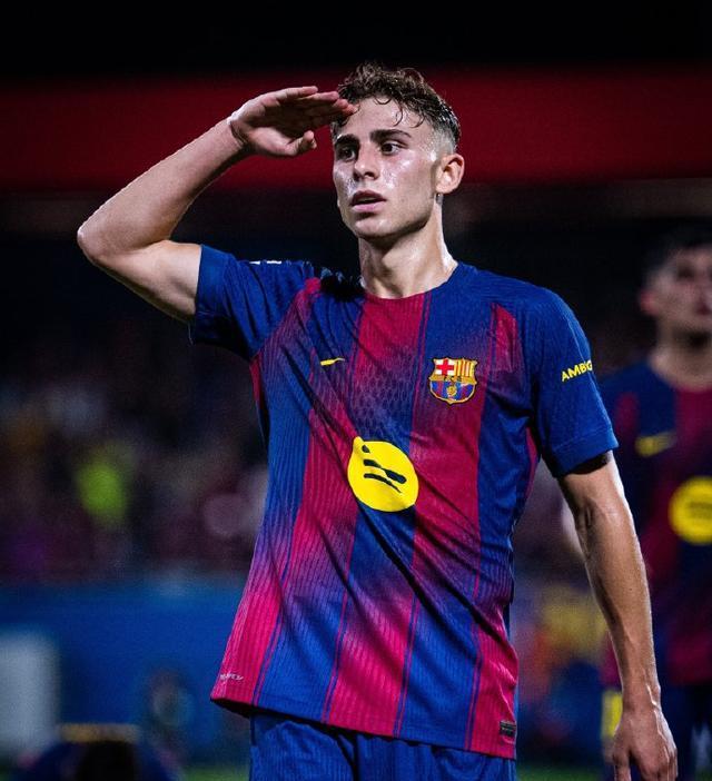 球大胜紧追, 拉菲尼亚披 球大胜紧追, 拉菲尼亚披